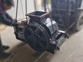 2PGC400X250小型雙齒輥草莓网站在线看發往安徽蚌埠破碎玻璃